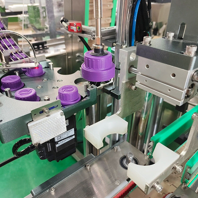 Macchina di sigillamento per tappi di bottiglie di plastica con caratteristica di selezione e componenti motori