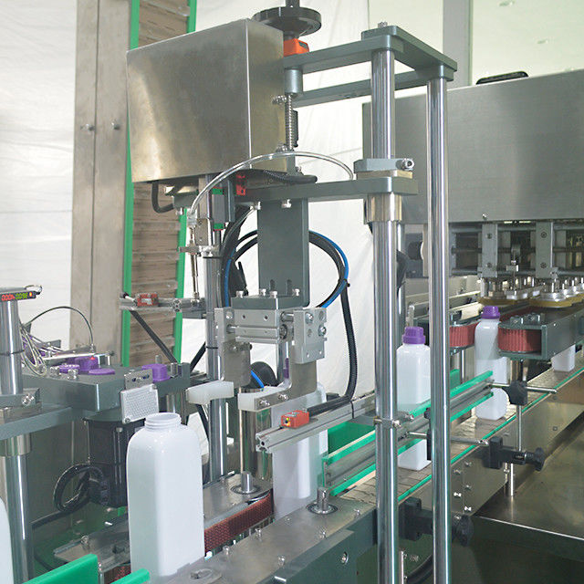 Macchina di sigillamento per tappi di bottiglie di plastica con caratteristica di selezione e componenti motori