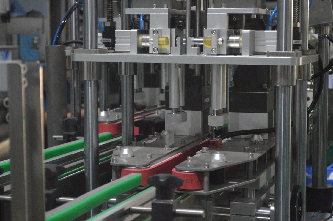 Tipo di imballaggio Bottiglie Macchina di tappo rotativo completamente automatica per tutti i tappi a filo