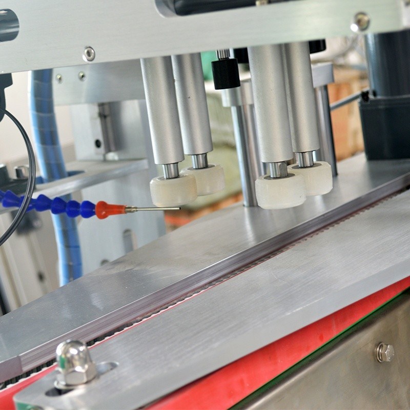 Tipo di imballaggio Bottiglie Macchina di tappo rotativo completamente automatica per tutti i tappi a filo