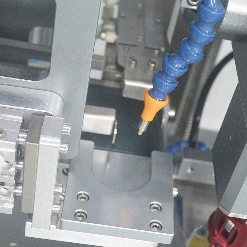 Macchina servo di copertura a testa singola completamente automatica per bottiglie chimiche giornaliere in metallo