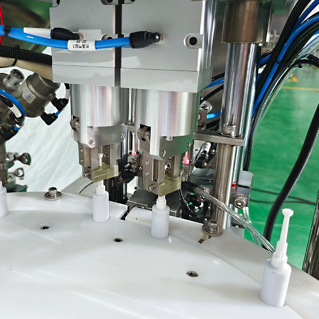 Macchina di riempimento pneumatica a due teste e di copertura a vite per gel di olio liquido a piccole dosi da 10 ml