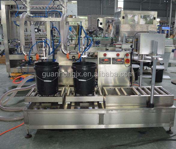 Una macchina di riempimento semiautomatica da 150 kg a prezzi accessibili con motore per componenti principali