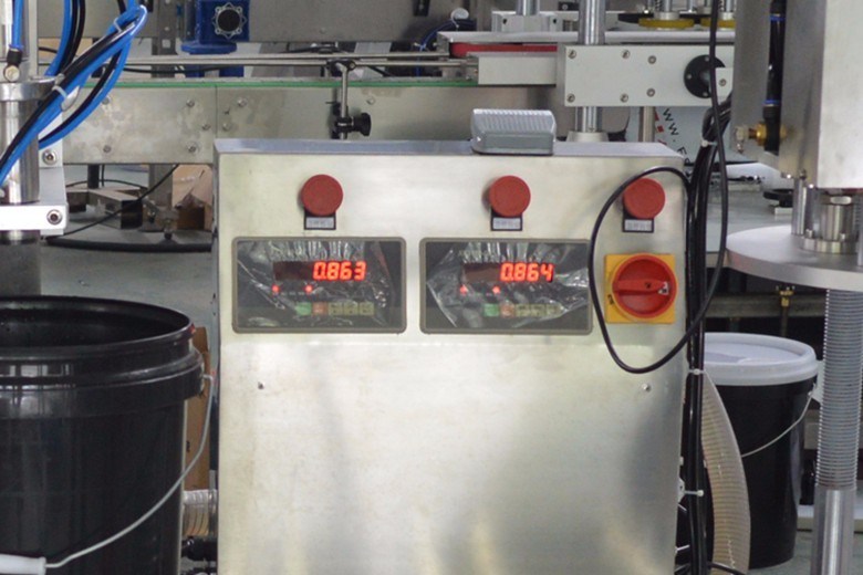 Una macchina di riempimento semiautomatica da 150 kg a prezzi accessibili con motore per componenti principali