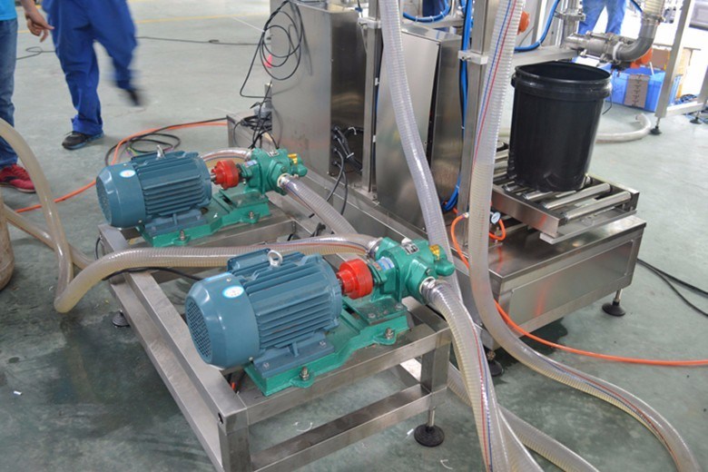 Una macchina di riempimento semiautomatica da 150 kg a prezzi accessibili con motore per componenti principali