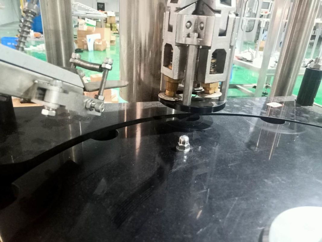 Macchina di copertura completamente automatica per bottiglie di 35-100 mm e 100-130 mm di diametro