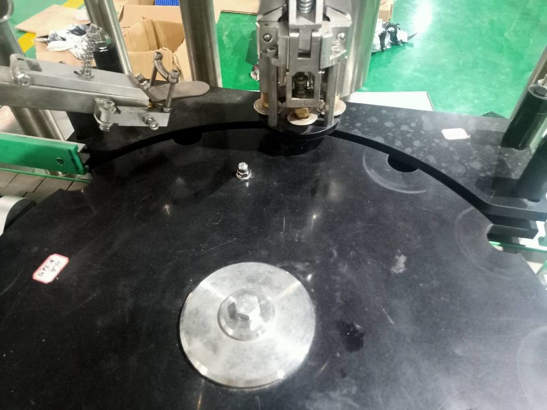 Macchina di copertura completamente automatica per bottiglie di 35-100 mm e 100-130 mm di diametro