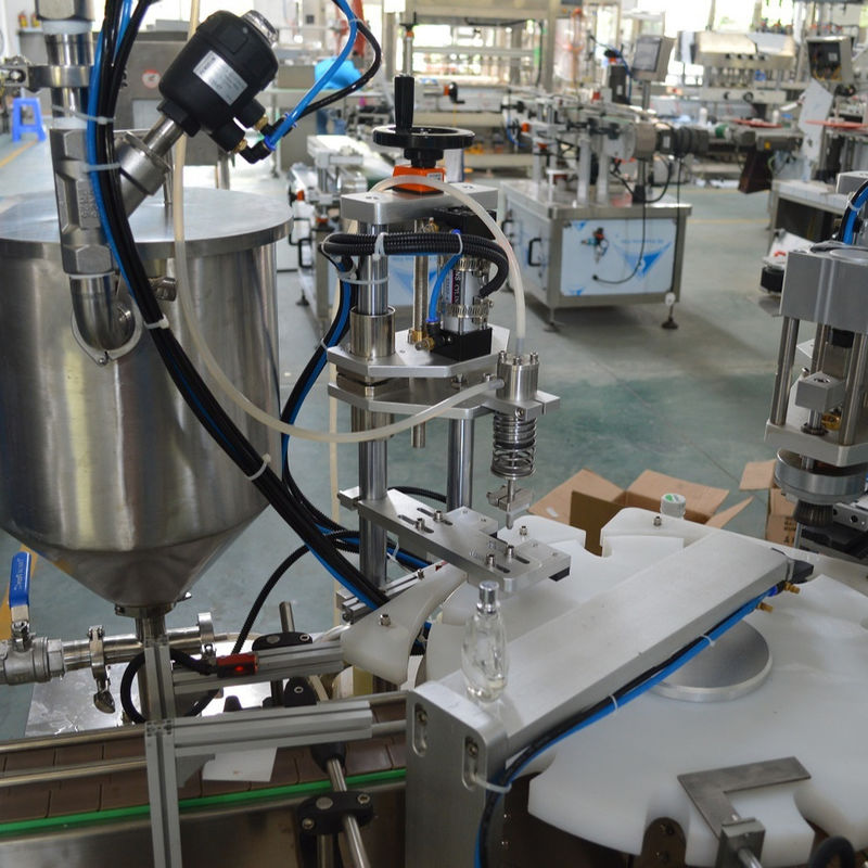 Linea di produzione di macchine di riempimento automatiche di bottiglie di profumi cosmetici per bevande alimentari