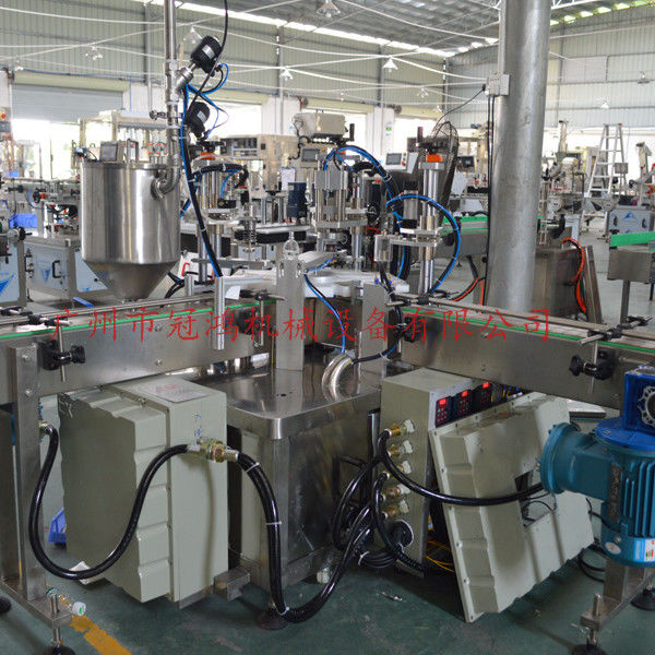 Linea di produzione di macchine di riempimento automatiche di bottiglie di profumi cosmetici per bevande alimentari