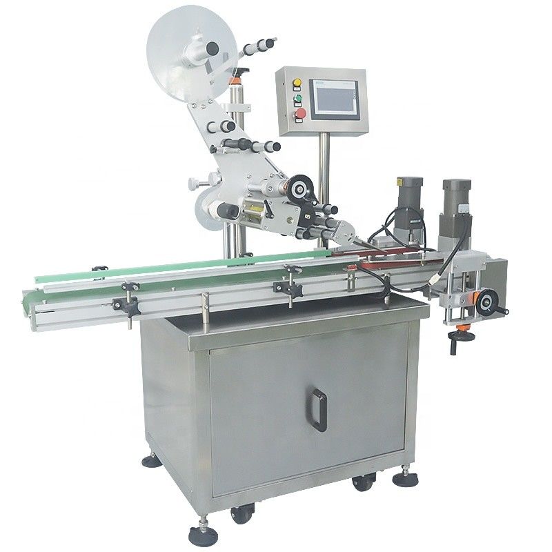 Macchina automatica per l'etichettatura di superfici piane per bottiglie rotonde