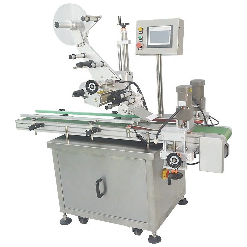 Macchina automatica per l'etichettatura di superfici piane per bottiglie rotonde