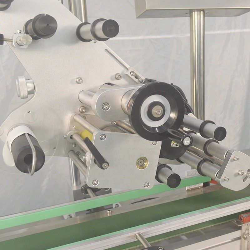 Macchina automatica per l'etichettatura di superfici piane per bottiglie rotonde
