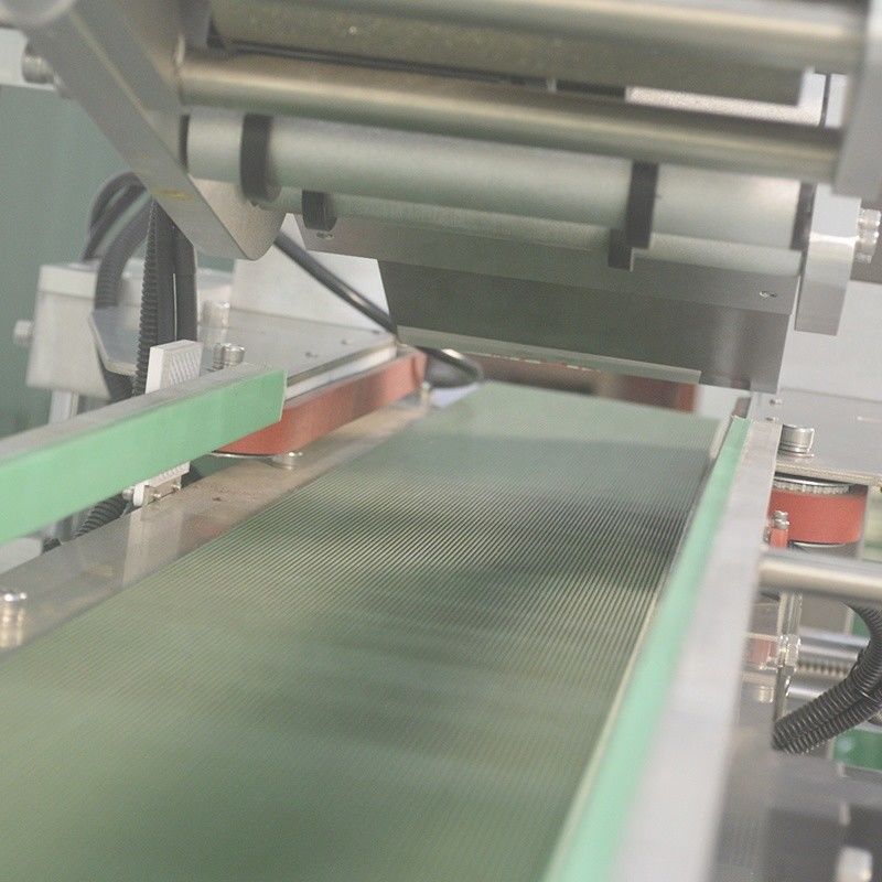 Macchina automatica per l'etichettatura di superfici piane per bottiglie rotonde