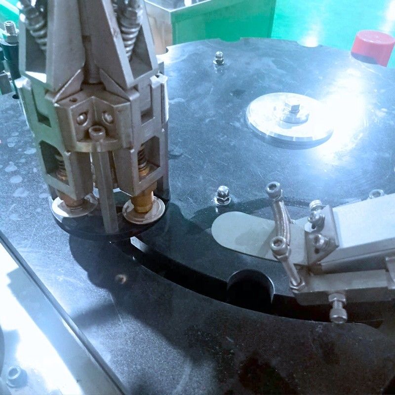 Tipo di imballaggio delle bottiglie Macchina automatica per tappi di bottiglie a corona per impianti di produzione