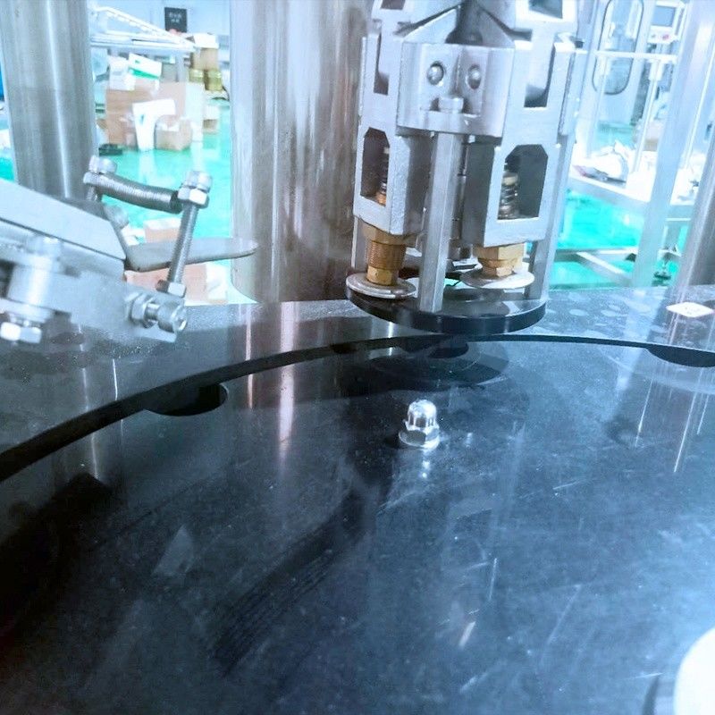 Tipo di imballaggio delle bottiglie Macchina automatica per tappi di bottiglie a corona per impianti di produzione
