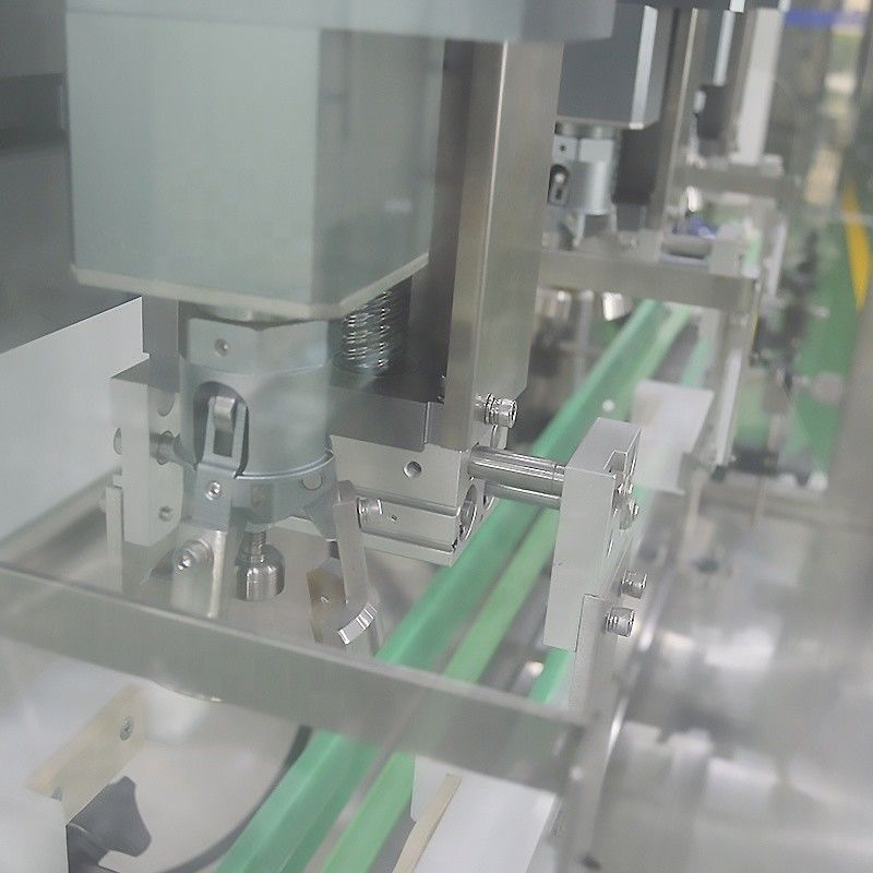 Macchina di tappo automatico a 3 teste per bottiglie di plastica di altissima prestazione Capacità 4000BPH