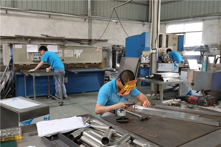 Macchina di tappo a vite per copertura di bottiglia in plastica a presa automatica