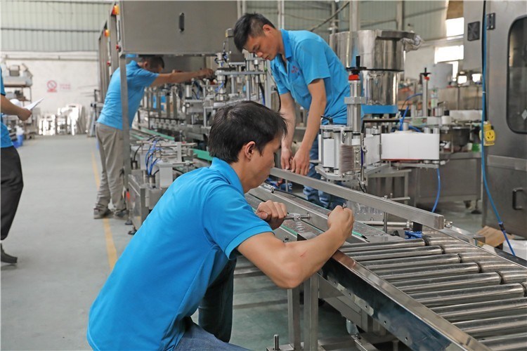 Macchina di tappo a vite per copertura di bottiglia in plastica a presa automatica