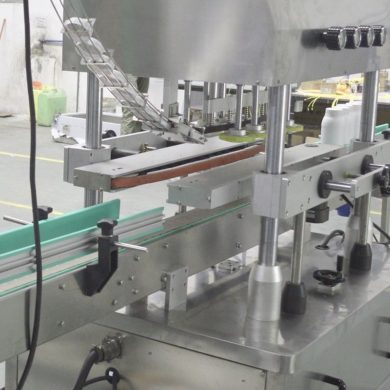 Tipo di imballaggio Cassa in legno 900 KG Macchina di copertura rotonda di bottiglie in plastica con sorter del coperchio