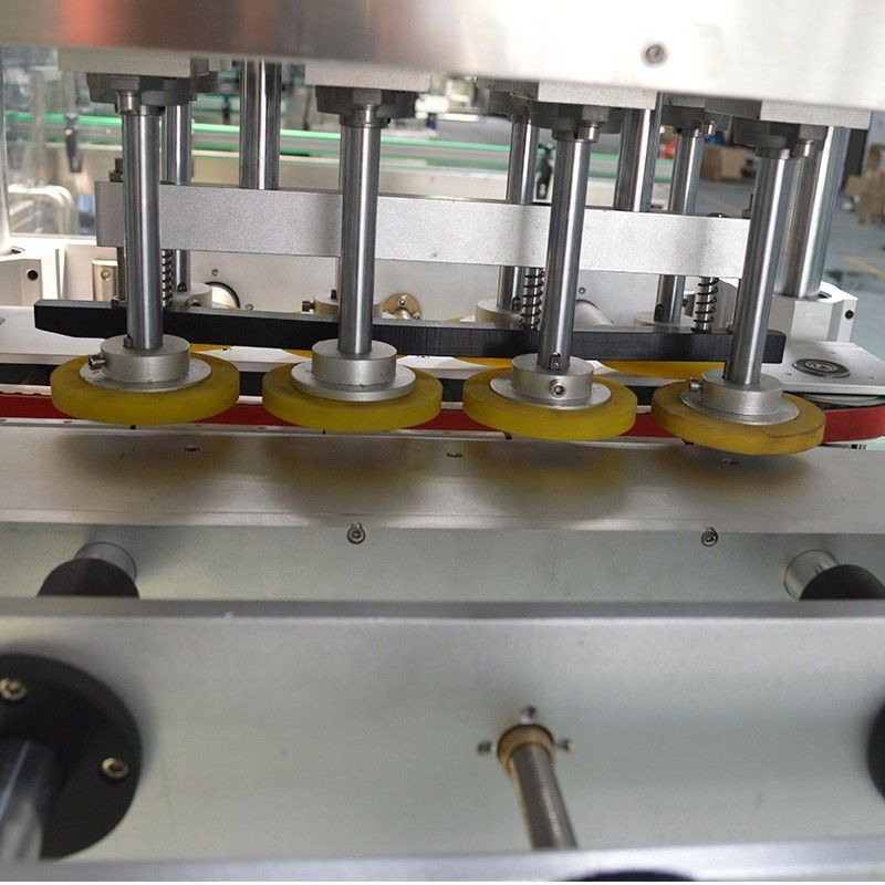 Tipo di imballaggio Cassa in legno 900 KG Macchina di copertura rotonda di bottiglie in plastica con sorter del coperchio