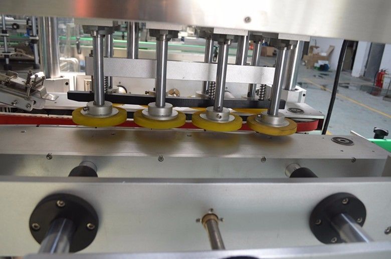 Macchine automatiche ad alta velocità per copertura di bottiglie di plastica per la produzione