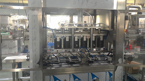 Macchine per coprire le bottiglie a corda trasportatrice a servo motore a pressione di 0,6-0,8 MPa