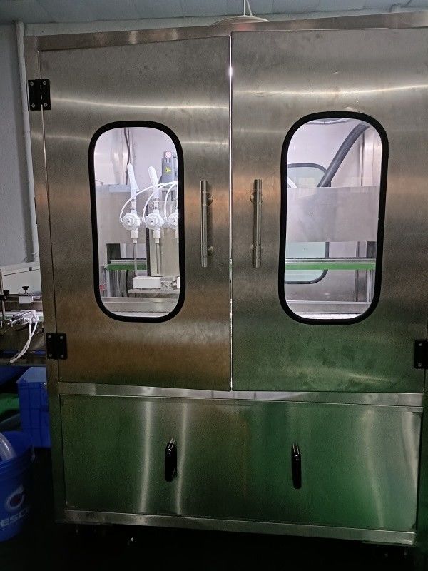 Macchina di riempimento a servo pistone a 4 teste per la linea di produzione automatica di acido solforico